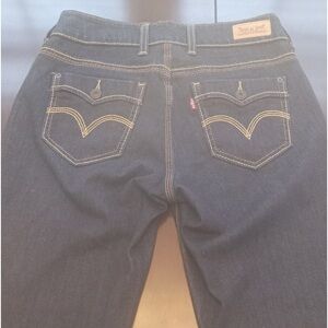 Levi s Mid Rise Medium Wash Capri size 6. Wide Stitching. New without tags.